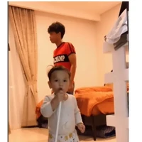 Setelah sempat ditutupi, Arie Kriting dan Indah Permatasari akhirnya mempublikasikan wajah sang putra ke publik. Sudah semakin besar, putra Arie dan Indah itu terlihat semakin lucu dan menggemaskan dengan tubuh gempalnya. Foto: Instagram/@indahpermatas