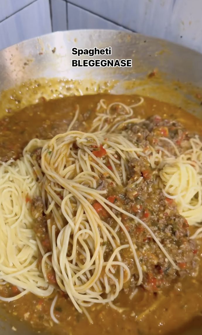 Nyak Kopsah Bikin Spaghetti Blegegnase, Pakai Daun Bawang hingga Seledri!