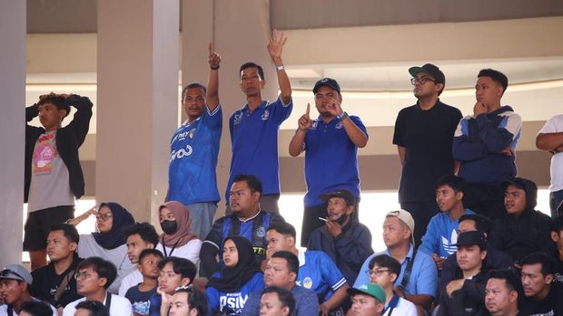 Pak Hin saat bersama anggota supporter Brajamusti