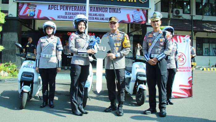 Patroli yang dilakukan oleh para Srikandi ini di antaranya mengimbau masyarakat untuk tetap tertib lalu lintas dan dalam pelaksanaan poros.