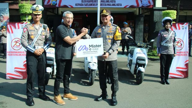 Patroli yang dilakukan oleh para Srikandi ini di antaranya mengimbau masyarakat untuk tetap tertib lalu lintas dan dalam pelaksanaan poros.