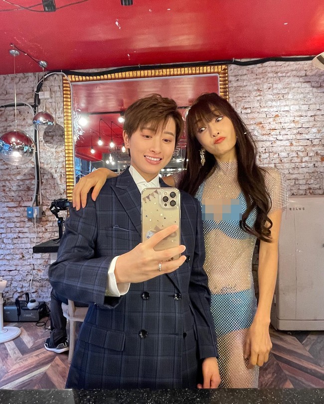 Itu sangat tidak pantas, Kamu bukan pengantinnya dan itu tidak elegan sama sekali, Baju ini sangat tidak pantas untuk pernikahan. Aku tidak bisa membayangkan ibu dari pengantin yang mengenakannya, Aku akan marah jika ibuku pakai bikini di hari pernikahan, tulis netizen. Foto: Instagram