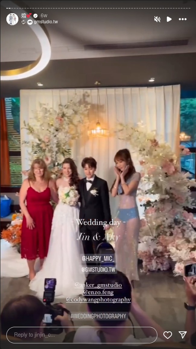 Tentu saja Paulina jadi atensi ketika menghadiri resepsi pernikahan putrinya Jin Cheng dengan aktris Jerman Aky Niwa. Wanita 57 tahun itu dianggap mengenakan busana yang tidak pantas karena mirip sepasang bra dan pakaian dalam yang dilengkapi lapisan kristal. Foto: Instagram