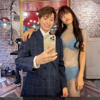 Itu sangat tidak pantas, Kamu bukan pengantinnya dan itu tidak elegan sama sekali, Baju ini sangat tidak pantas untuk pernikahan. Aku tidak bisa membayangkan ibu dari pengantin yang mengenakannya, Aku akan marah jika ibuku pakai bikini di hari pernikahan, tulis netizen. Foto: Instagram