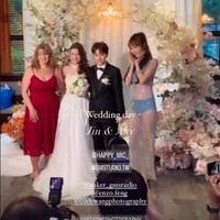 Tentu saja Paulina jadi atensi ketika menghadiri resepsi pernikahan putrinya Jin Cheng dengan aktris Jerman Aky Niwa. Wanita 57 tahun itu dianggap mengenakan busana yang tidak pantas karena mirip sepasang bra dan pakaian dalam yang dilengkapi lapisan kristal. Foto: Instagram