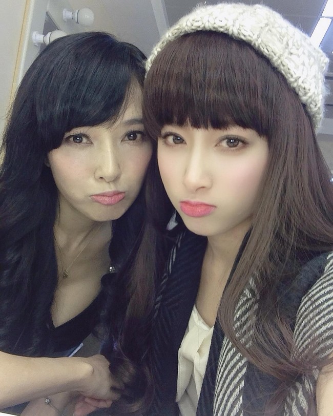 Mereka tidak malu bergandengan tangan dan berciuman di depanku. Sangat baik sampai aku sedikit cemburu. Aku sangat berpikiran terbuka. Sekarang sudah berbeda. Aku tahu anakku gay ketika dia 13 tahun, kata Paulina dilansir Boredpanda. Foto: Instagram