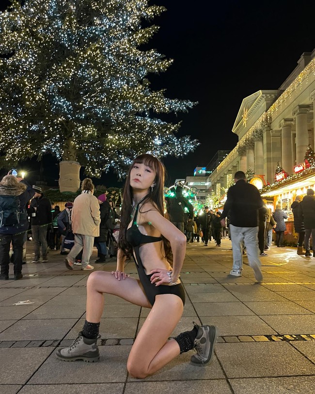 Jin Cheng sendiri tampaknya sudah memahami sifat sang ibu. Ia seperti tidak mempermasalahkan pilihan busana seksi tersebut. Dalam postingan di media sosial, ia pun mengungkap rasa terima kasih kepadanya di hari pernikahan. Tidak akan ada kami jika tidak ada kamu, tulis Jin Cheng. Foto: Instagram