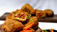 Masih di sekitar Menteng Dalam, ada Tahu Ayam Talitas dengan tahu jontor yang berisi rawit, tumisan tauge sampai wortel. Harganya Rp 10.000 per 4 buah tahu. Foto: Visual/Site Culinary