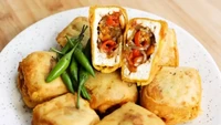 Tahu Pedas Flamboyan di Menteng Dalam, Jakarta Selatan menjual tahu isi pedas ukuran XL seharga Rp 55.000 untuk 20 buah. Cocok buat ngemil bareng. Foto: Visual/Site Culinary
