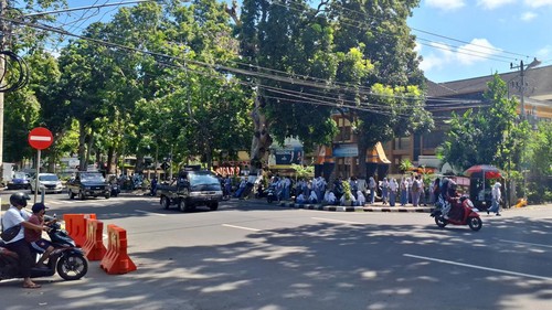 Sejumlah pelajar SMAN 9 Kota Mataram berada di luar sekolah, Senin (10/6/2024).