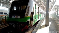 Lokomotif KA Supas dikerahkan untuk menarik rangkaian KA Commuter Line Sindro ke Stasiun Sidoarjo dengan kecepatan terbatas dan dikawal petugas KAI Daop 8 Surabaya.