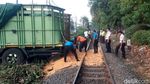 Penampakan Commuter Line Sindro Tertemper Truk di Sidoarjo Penampakan Commuter Line Sindro Tertemper Truk di Sidoarjo