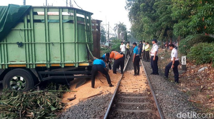 Penampakan Commuter Line Tertemper Truk Muatan Jagung di Sidoarjo Penampakan Commuter Line Tertemper Truk Muatan Jagung di Sidoarjo