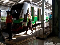Penampakan Commuter Line Sindro Tertemper Truk di Sidoarjo