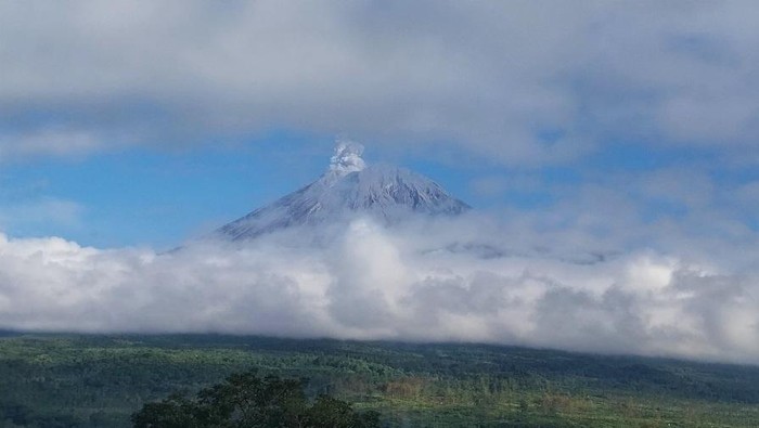 Penampakan erupsi Gunung Semeru pukul 07.14 WIB.