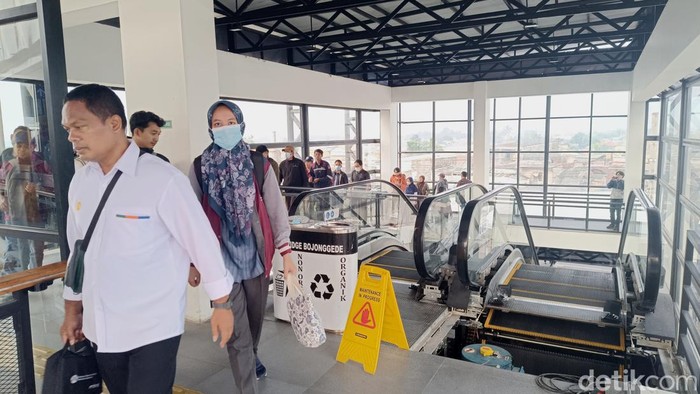 Eskalator Skybridge Stasiun Bojonggede Lumpuh Tinggalkan Keluhan Penat dari Penumpang KRL