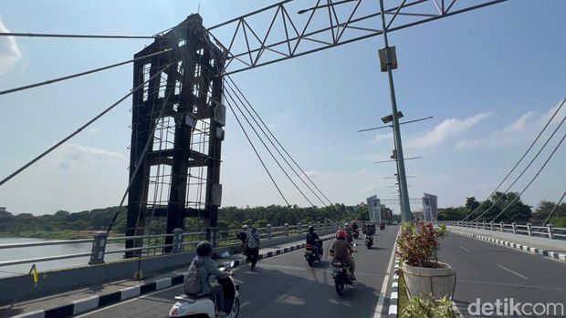 Penampakan Jembatan Brawijaya Kediri usai terbakar