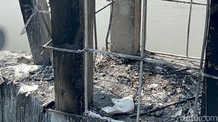 Penampakan Jembatan Brawijaya Kediri usai terbakar Penampakan Jembatan Brawijaya Kediri usai terbakar
