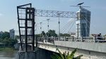 Potret Gerbang Jembatan Brawijaya Kediri Terbakar Sempat Membuat Macet