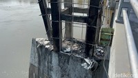 Ini salah satu lokasi gerbang Jembatan Brawijaya Kediri yang sempat terbakar.