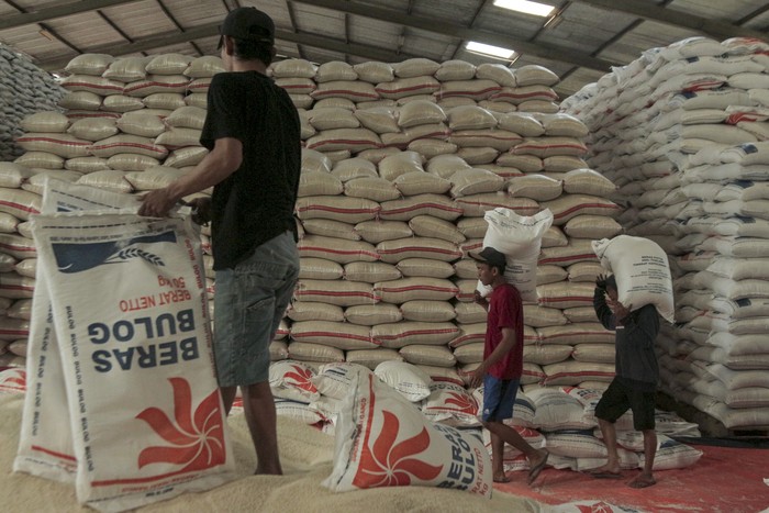 Pekerja memanggul beras dalam karung di gudang Bulog Pasirhalang, Sukaraja, Sukabumi, Jawa Barat, Senin (10/6/2024). Badan Pangan Nasional (Bapanas) mencatat stok beras Bulog saat ini mencapai 1,8 juta ton sehingga mencukupi untuk kebutuhan masyarakat menjelang Idul Adha 2024. ANTARA FOTO/Henry Purba/agr/nym.
