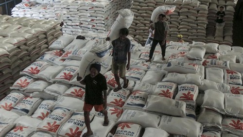 Pekerja memanggul beras dalam karung di gudang Bulog Pasirhalang, Sukaraja, Sukabumi, Jawa Barat, Senin (10/6/2024). Badan Pangan Nasional (Bapanas) mencatat stok beras Bulog saat ini mencapai 1,8 juta ton sehingga mencukupi untuk kebutuhan masyarakat menjelang Idul Adha 2024. ANTARA FOTO/Henry Purba/agr/nym.