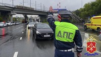 Foto yang dirilis Kementerian Dalam Negeri Rusia Wilayah Kemerovo pada Kamis, 6 Juni 2024 ini memperlihatkan seorang petugas polisi lalu lintas memblokir jalan setelah dua trem bertabrakan di sebuah jembatan di Kemerovo, Rusia. Russian Interior Ministry of Kemerovo Region via AP  