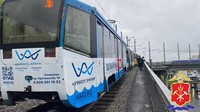 Kantor berita Rusia Interfax mengatakan dalam laporannya bahwa 102 orang terluka setelah trem yang melaju itu menabrak trem lain di jalur yang sama. Russian Interior Ministry of Kemerovo Region via AP  
