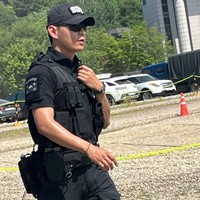 ARMY dihebohkan dengan penampilan terbaru V BTS saat wajib militer. Personel grup KPop BTS itu tampil gagah mengenakan seragam hitam saat berpatroli. Foto: dok. Twitter @soop_0613