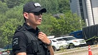 Viral Foto V BTS Saat Patroli, Tampil Gagah Pakai Seragam Pasukan Khusus