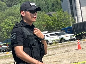 Viral Foto V BTS Saat Patroli, Tampil Gagah Pakai Seragam Pasukan Khusus