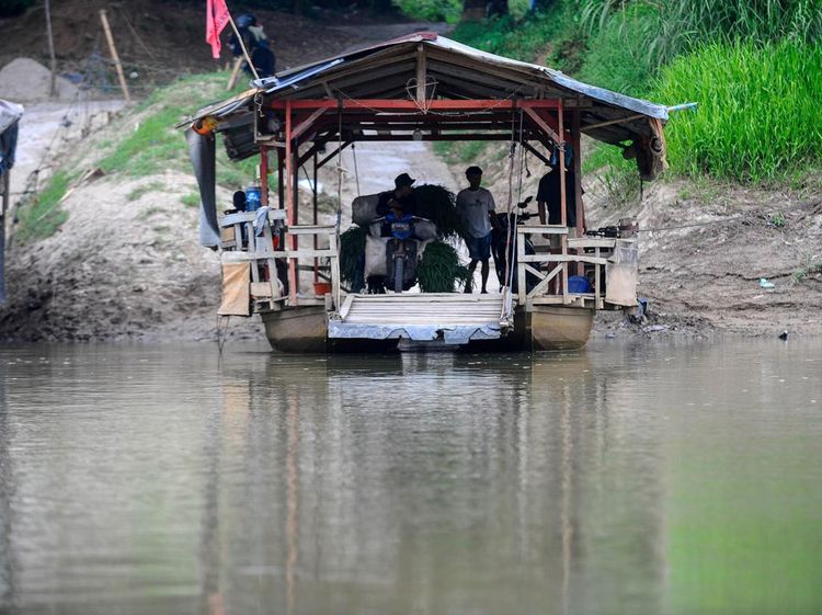 Perahu Eretan Jadi Transportasi Alternatif Warga Serang