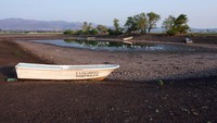 Perahu-perahu tidak bisa beroperasi karena bendungan itu mengalami kekeringan.  