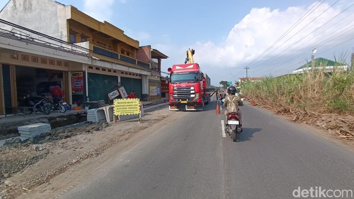 Penampakan Jalan Godean, Sleman, yang tengah diperbaiki. Fokus perbaikan adalah ruas jalan sepanjang 1,5 kilometer di barat Pasar Godean, Senin (10/6/2024).