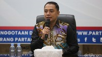 Eri Cahyadi saat ini menjabat sebagai Wali Kota Surabaya periode 2021-2024.