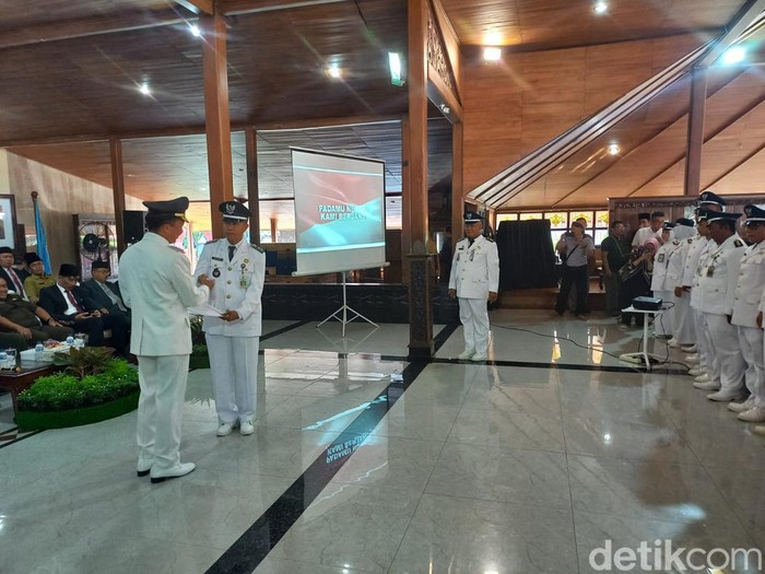 Perwakilan Kades menerima SK perpanjangan masa jabatan dari Pj Bupati Cilacap di Pendopo Wijayakusuma Cakti, Kabupaten Cilacap, Senin (10/6/2024).
