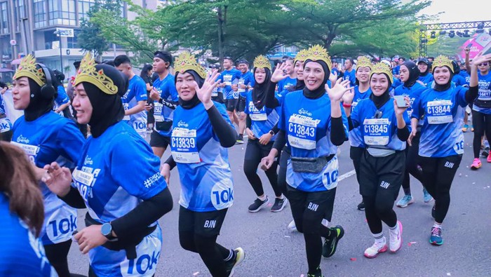 Peserta Kemala Run Bojonegoro 2024 mengenakan ikat kepala Mliwis