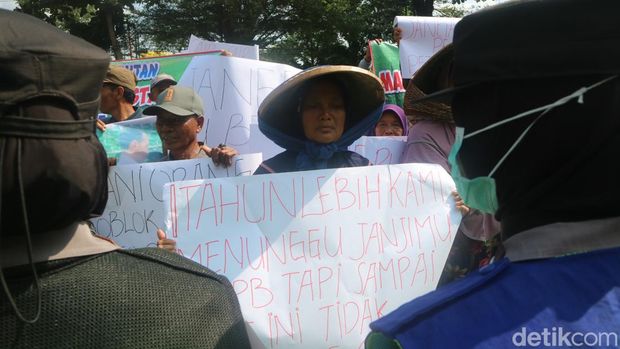 Petani menggelar aksi di depan Kantor BPBD Pati menuntut bantuan puso tahun 2023 dicairkan, Senin (10/6/2024).