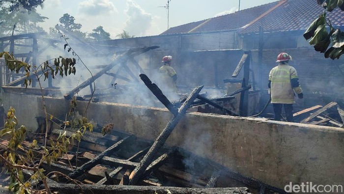 Petugas Damkar Ciamis sedang melakukan pendinginan di rumah yang ludes terbakar di Kelurahan Linggasari Ciamis.