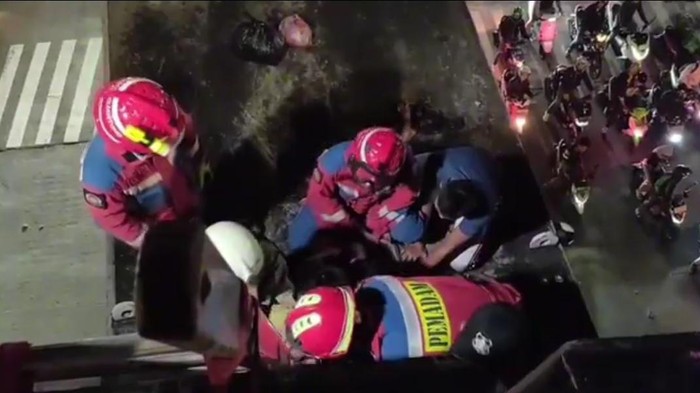 Aksi Heroik Damkar Selamatkan Nyawa Pria yang Berusaha Akhiri Hidup di Flyover Pasar Rebo