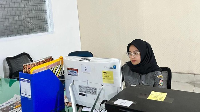 Petugas SP4N-LAPOR Pemkot Makassar.
