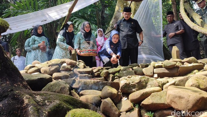 Pj Bupati Ciamis Engkus Sutisna beserta istri melakukan tabur bunga di makam Bupati Galuh terdahulu.