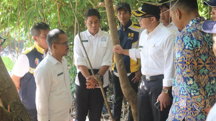 Pj Bupati Cirebon saat lakukan tinjauan sampah di sungai Desa Pangarengan