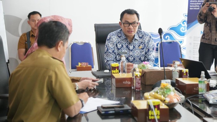 PJ Bupati Cirebon Wahyu Mijaya (batik biru) saat kunungan di kantor BPJS Cabang CIrebon.