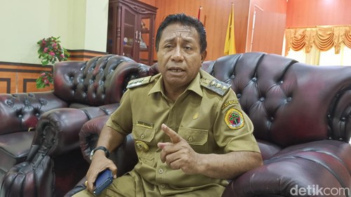 Pj Bupati Kupang Alexon Lumba saat diwawancarai detikBali di kantornya, Senin (10/6/2024). (Yufengki Bria/detikBali)