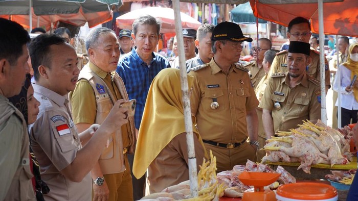 Pj Bupati OKI Asmar saat melakukan sidak harga pangan.