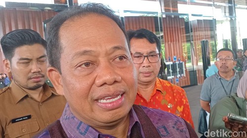Pj Gubernur Bali Mahendra Jaya saat diwawancarai di Sanur, Denpasar, Senin (10/6/2024).