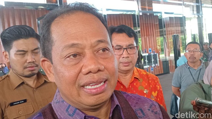 Pj Gubernur Bali Mahendra Jaya saat diwawancarai di Sanur, Denpasar, Senin (10/6/2024).