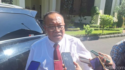 Pj Gubernur NTB Lalu Gita Ariadi saat diwawancarai wartawan, Senin (10/6/2024). (Nathea Citra/detikBali)