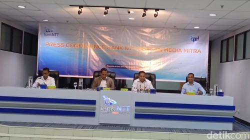 Plt Dirut Bank NTT Yohanis Landu Praing memberi keteragan pers di Kupang, Senin (10/6/2024).